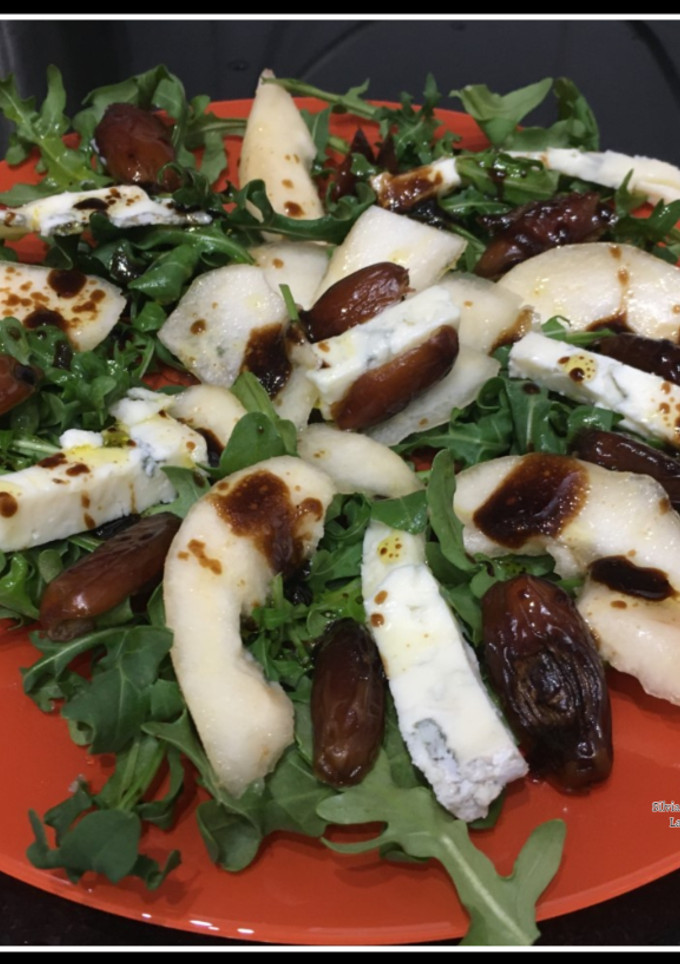 Una foto de Ensalada de rúcula, pera, gongonzola y dátiles
