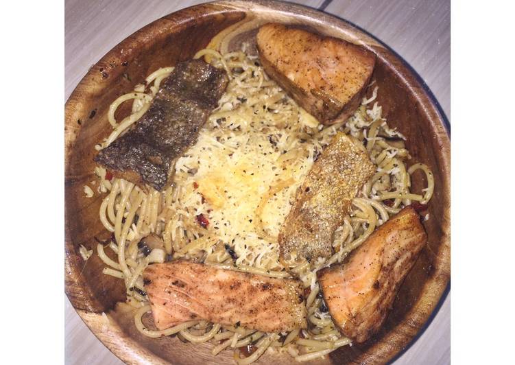 Spagetti Aglio Olio with Mushroom and Salmon