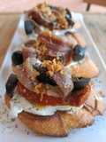 Pincho de queso crema con tomate seco y anchoas