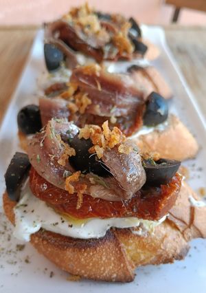 Foto principal de Pincho de queso crema con tomate seco y anchoas