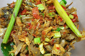 Bagaimana Membuat Ayam Kampung Suwir Pedas Murah