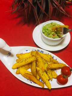 Una foto de Papas Caseras Rústicas al Horno Con Guacamole!