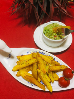 Una foto de Papas Caseras Rústicas al Horno Con Guacamole!