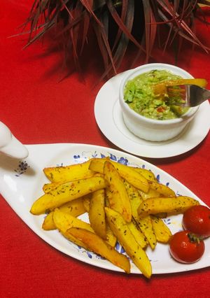 Una foto de Papas Caseras Rústicas al Horno Con Guacamole!