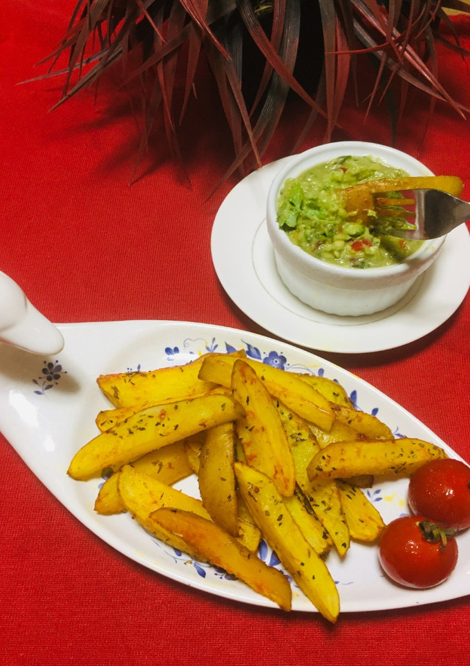 Una foto de Papas Caseras Rústicas al Horno Con Guacamole!