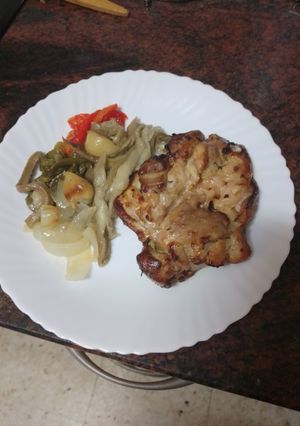 Una foto de Contramuslos de pollo asados en freidora de aire con escalibada