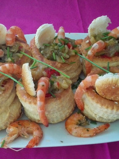 Una foto de Volován con verduras caramelizadas y langostinos