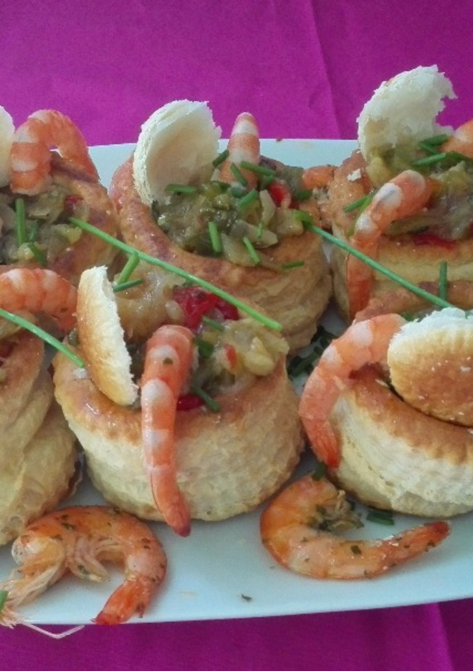Una foto de Volován con verduras caramelizadas y langostinos