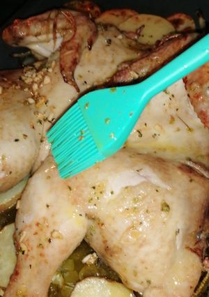 Una foto de Pollo asado en salsa chimichurri con patatas