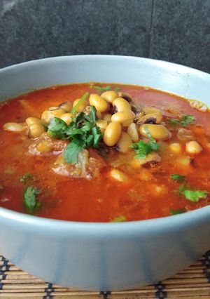 A picture of Chawali rassa (black eye beans).