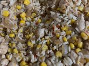 Una foto de pechuga de pollo con arroz