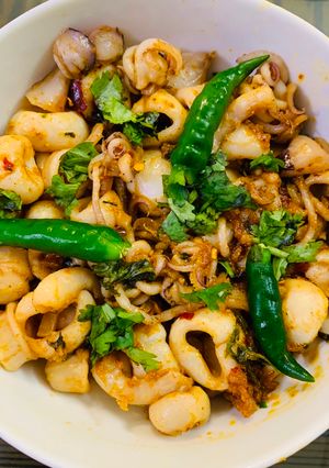 বাটার গার্লিক স্ক্যুইড (butter garlic squid recipe in Bengali) রেসিপির প্রধান ছবি