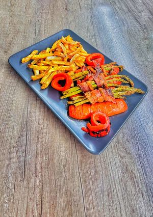 Baconba tekert spárga, debrecenivel 🥓🍟 recept fotója