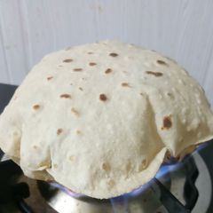 A picture of Fulka Indian bread.