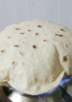 A picture of Fulka Indian bread.