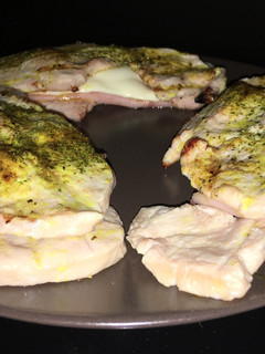 Una foto de Pechugas de pavo, jamón de York y queso