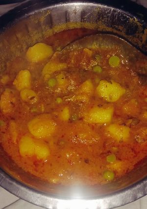 आलू मटर की ग्रेवी वाली सब्जी (aloo matar ki gravy wali sabzi recipe in Hindi) रेसिपी मुख्य फोटो