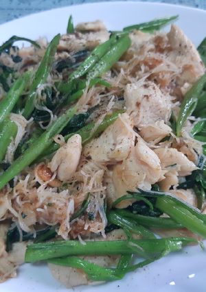 รูปของ เส้นหมี่ผัดผักบุ้งใส่ไก่