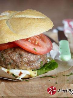 Φωτογραφία της συνταγής Burger με μοσχαρίσιο γεμιστό μπιφτέκι & γαλοπούλα