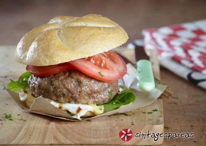 κύρια φωτογραφία συνταγής Burger με μοσχαρίσιο γεμιστό μπιφτέκι & γαλοπούλα