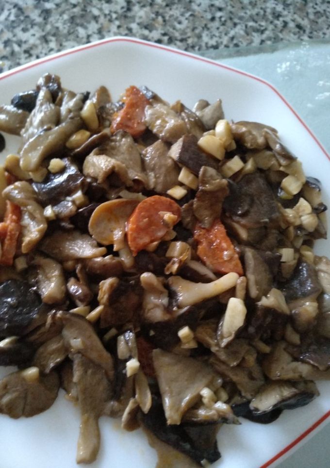 Una foto de Seta de cardo con ajo y chorizo
