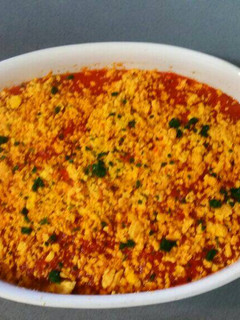 Una foto de Huevos rellenos con tomate