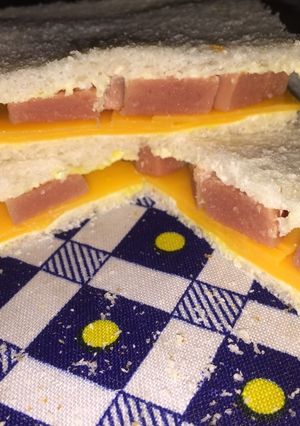 Una foto de Sándwich de cheddar y salchichas