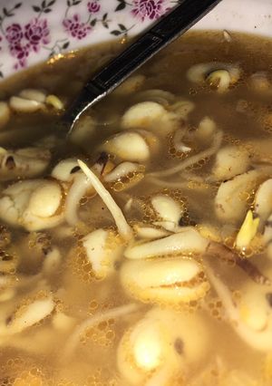 صورة لوصفة شوربه فول نابت بطريقتي جنااااان 🍲