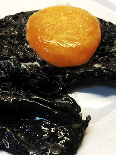Una foto de Huevo frito negro🥚🍳💀