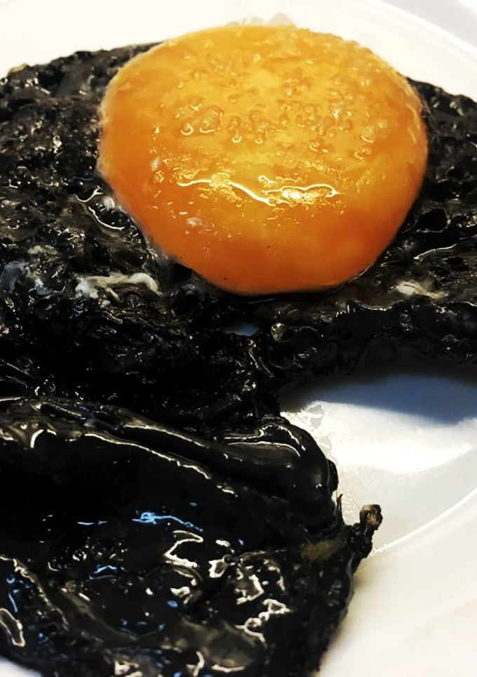 Una foto de Huevo frito negro🥚🍳💀