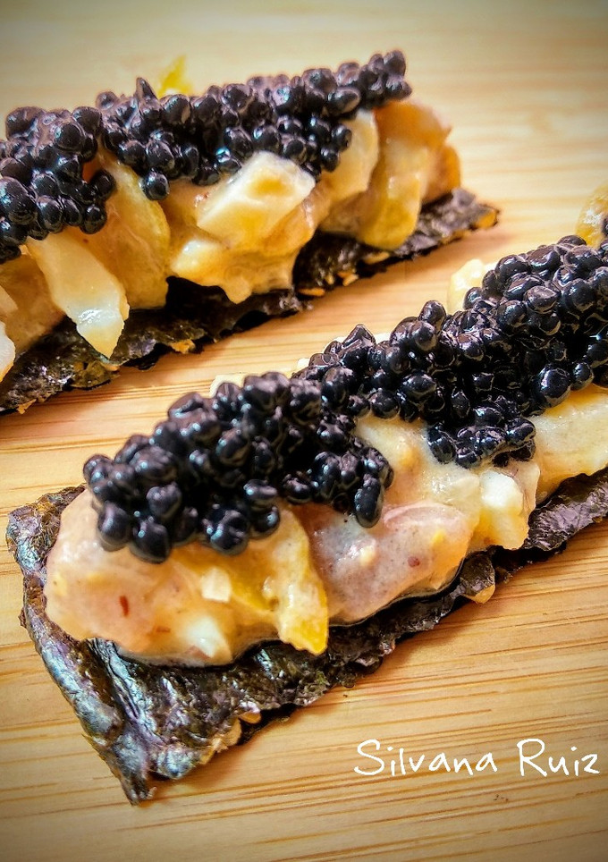 Una foto de 83.🥚Aperitivo de huevo, aceitunas y anchoas sobre alga nori