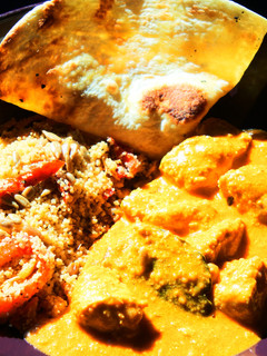 Una foto de Butter chicken con cuscús 🇮🇳