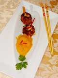 Asiatische Hackfleischbällchen auf Orangen-Ananas-Chutney
