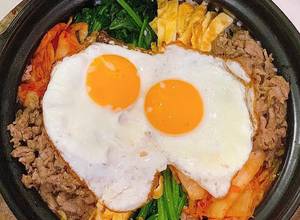 Hình của món Cơm trộn Hàn Quốc (Bibimbap).