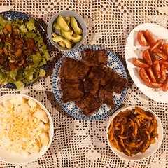 Una foto de Churrasco de entraña con ensaladas