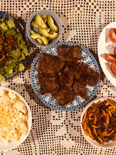 Una foto de Churrasco de entraña con ensaladas