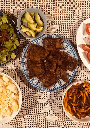 Una foto de Churrasco de entraña con ensaladas