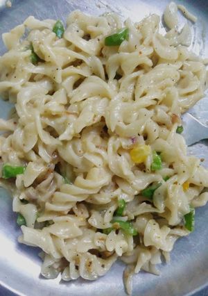 A picture of White sauce pasta.