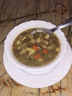 Una foto de Sopa de lentejas y lacitos