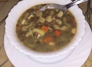 Una foto de Sopa de lentejas y lacitos