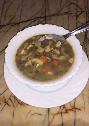Una foto de Sopa de lentejas y lacitos