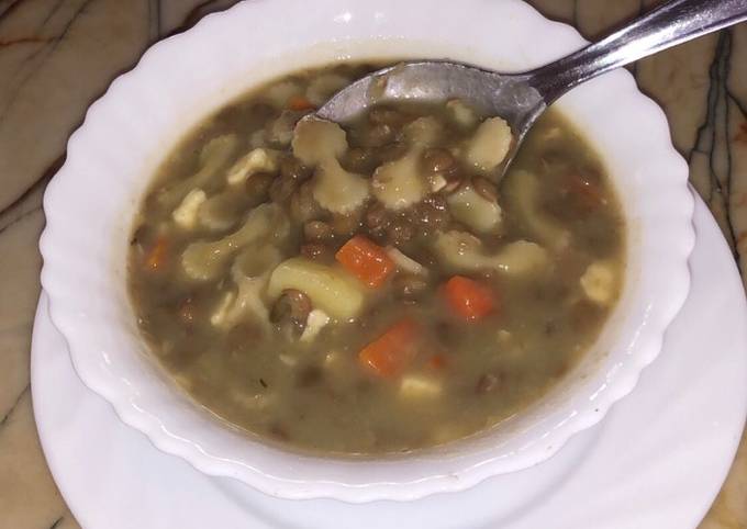 Sopa de lentejas y lacitos Receta de Angélica Barreno- Cookpad