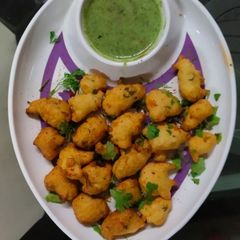 Urad dal fritters A picture of Urad dal fritters.
