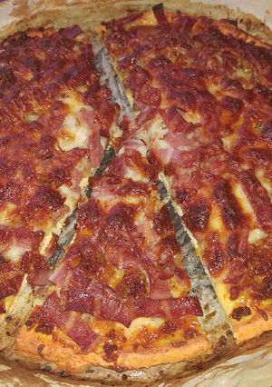 Una foto de Pizza con base de pollo