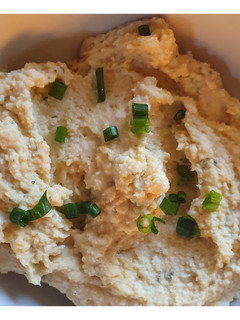 Una foto de Hummus de porotos de manteca y ciboulette 🤍💚