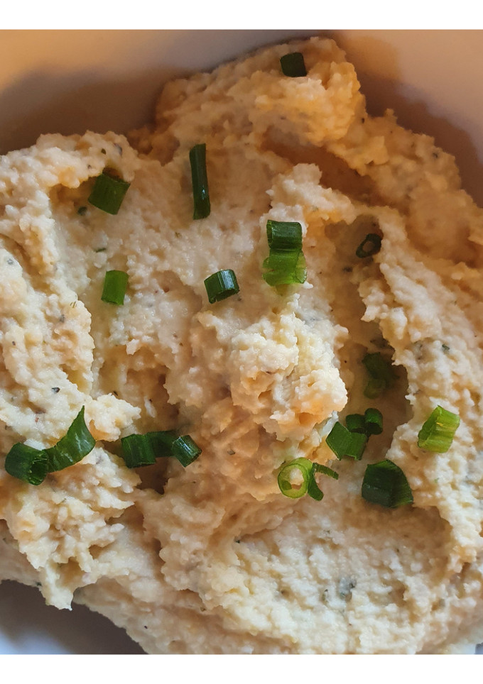 Una foto de Hummus de porotos de manteca y ciboulette 🤍💚
