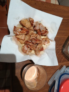Una foto de Nuggets de pollo caseros con salsa rosa