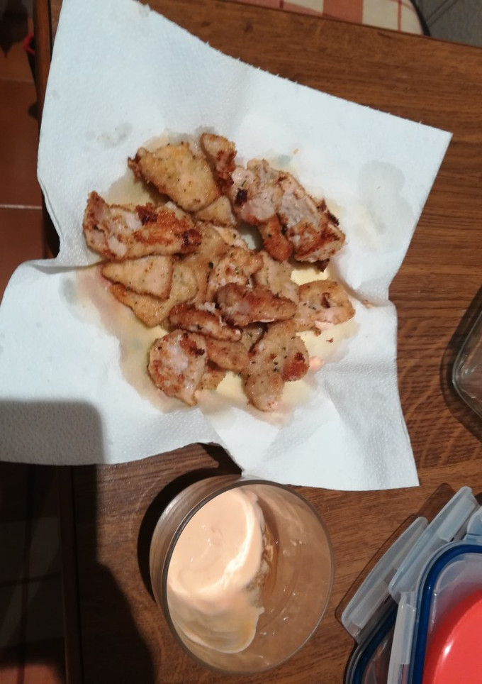 Una foto de Nuggets de pollo caseros con salsa rosa