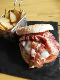 Una foto de Hamburguesa con queso y bacon