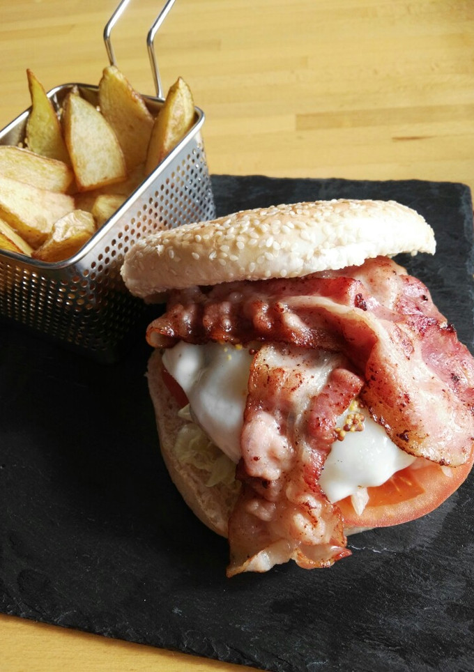 Una foto de Hamburguesa con queso y bacon